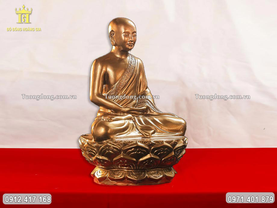 Hình ảnh nhìn nghiêng của bức tượng đồng
